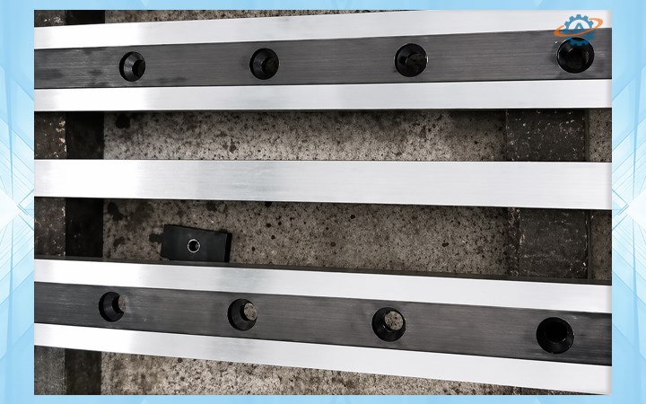 Режущий нож металлических ножниц выполняет холодную резку профилей любой формы и различных металлических материалов.