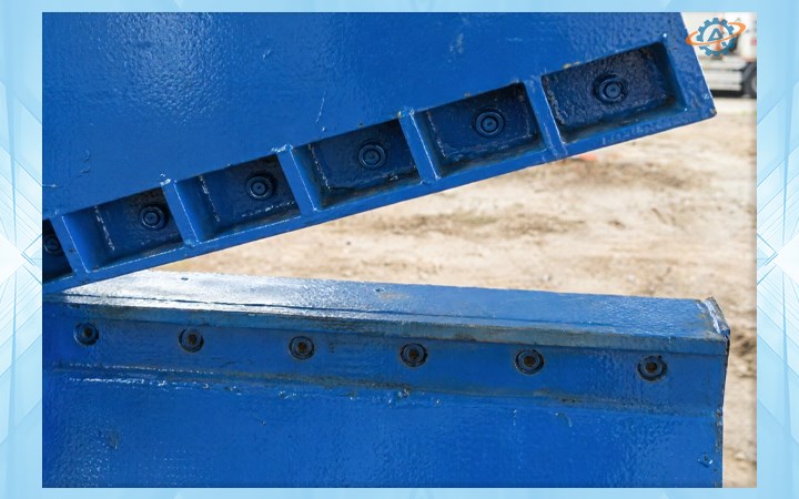 Нож из износостойкой стали выполняет холодную резку профилей любых форм: круг, труба, уголок, двутавр, квадрат, лист. 